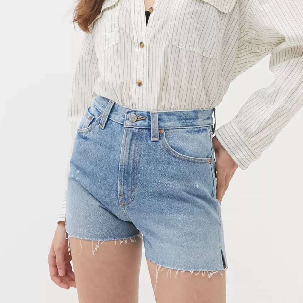 NWT UO Girlfriend High Rise Denim Short Light Wash